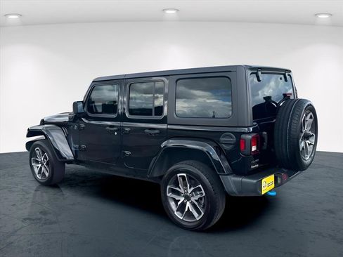 Used 2024 Jeep Wrangler Unlimited image 4