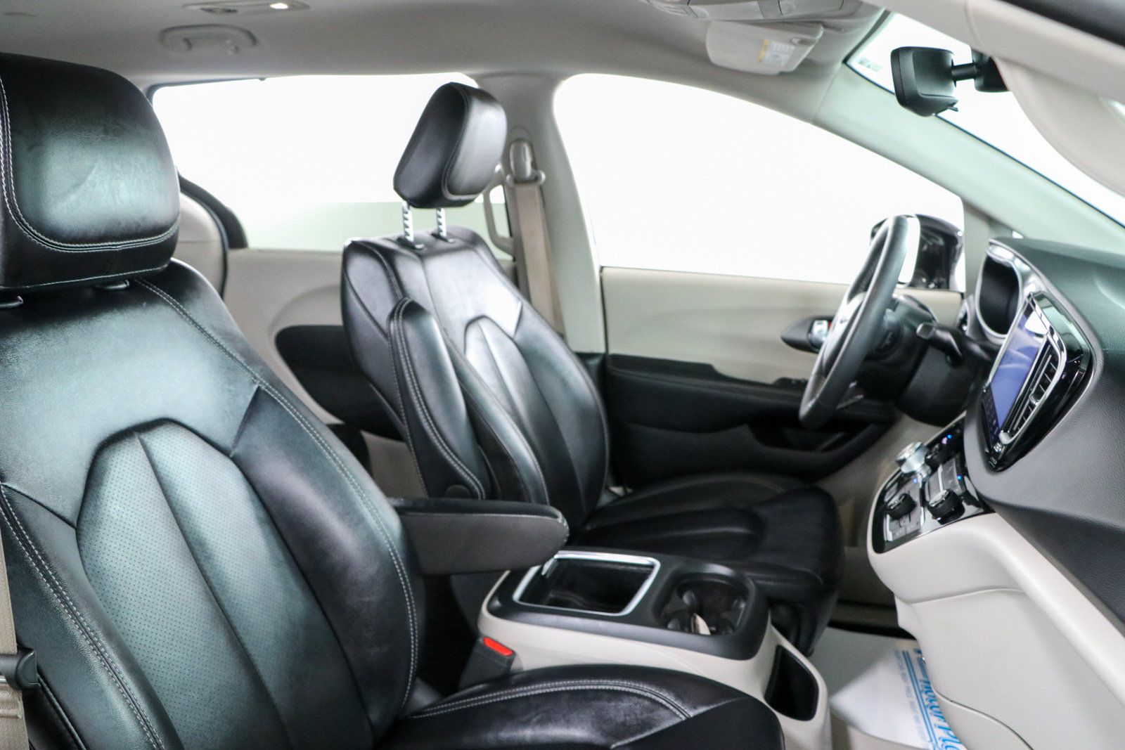 Used 2024 Chrysler Pacifica Touring-L FWD image 26