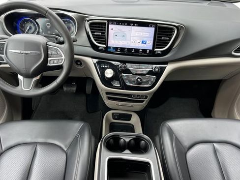 Used 2023 Chrysler Pacifica Touring-L FWD image 16