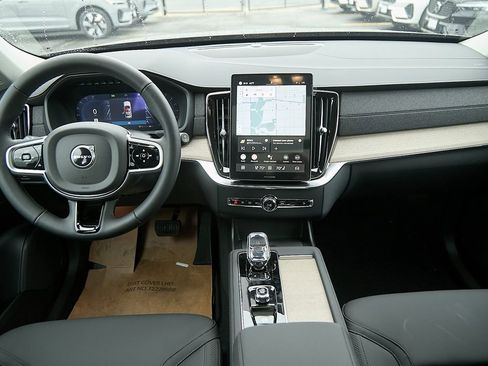 New 2025 Volvo XC90 B6 Core w/ Protection Package Premier image 22