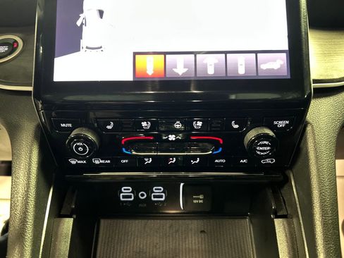 Used 2024 Jeep Grand Cherokee Limited w/ Luxury Tech Group II image 19