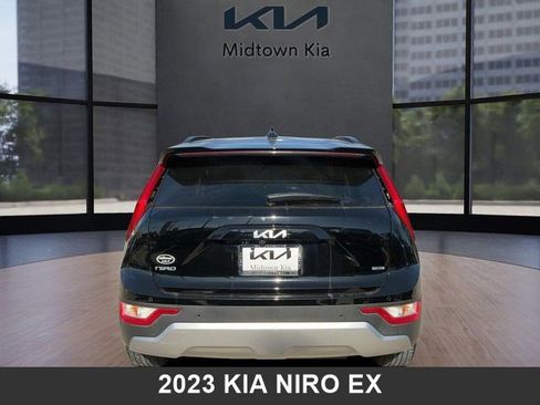 Used 2023 Kia Niro EX image 4