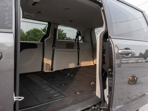 Used 2018 Dodge Grand Caravan SE w/ UConnect Hands-Free Group FWD image 14