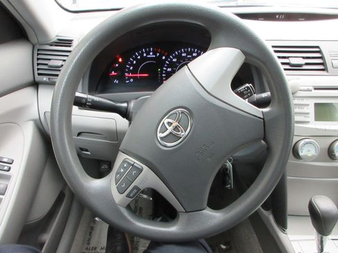 Used 2010 Toyota Camry LE FWD image 31