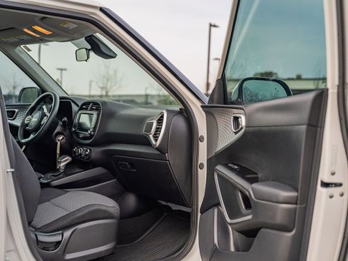 Used 2023 Kia Soul LX w/ LX Technology Package image 13