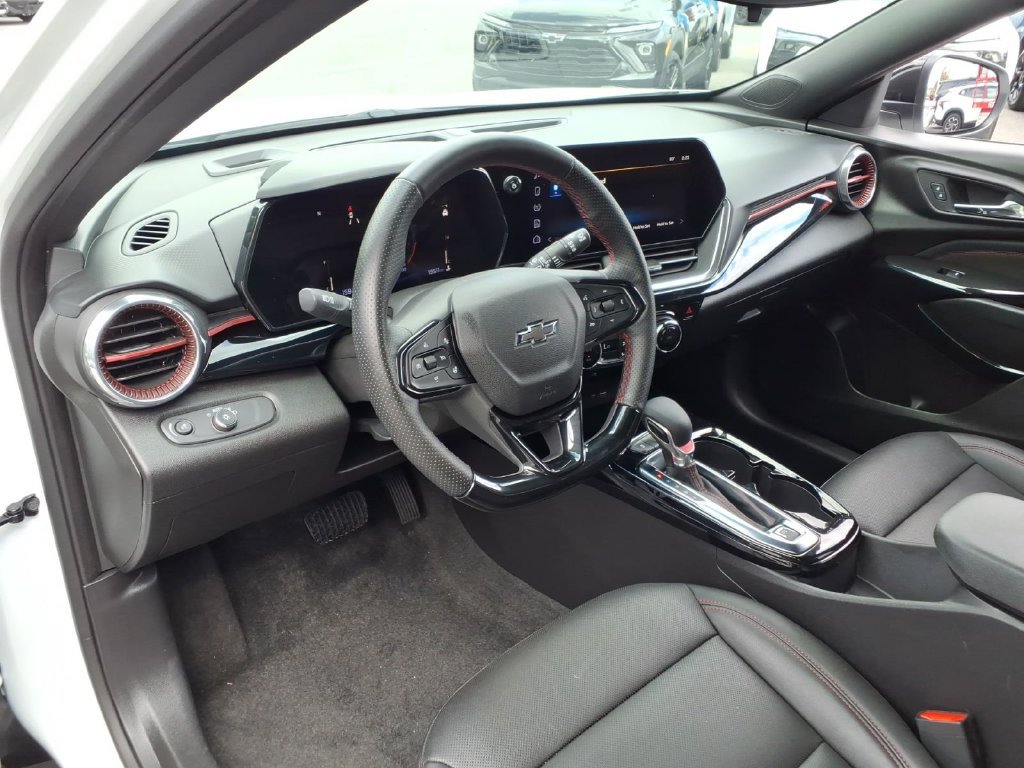 Used 2025 Chevrolet Trax RS w/ Driver Confidence Package FWD image 11