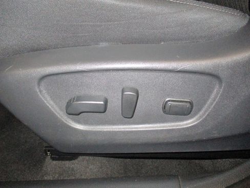 Used 2018 Nissan Rogue SV image 17