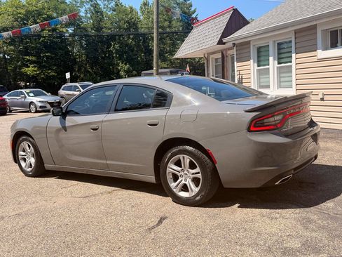 Used 2019 Dodge Charger SXT RWD image 4