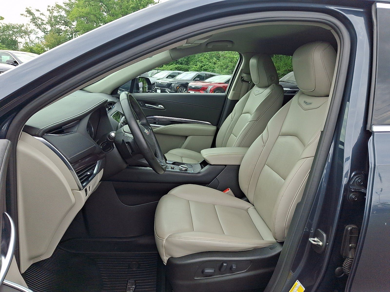 Used 2021 Cadillac XT4 Luxury w/ Cold Weather Package FWD image 14