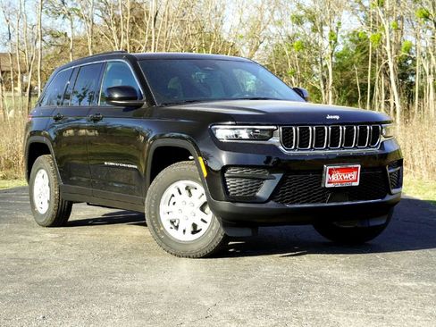 New 2025 Jeep Grand Cherokee Laredo image 2