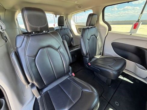 Used 2023 Chrysler Pacifica Touring-L FWD image 20