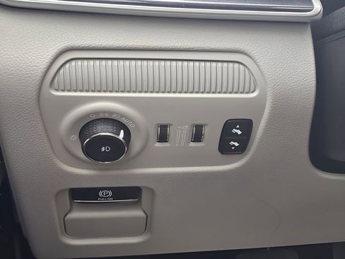 Used 2024 Jeep Wagoneer 4WD w/ Premium Group I image 28