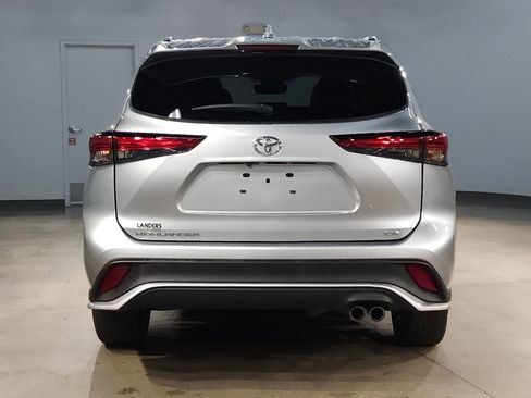 Used 2021 Toyota Highlander XSE FWD image 6