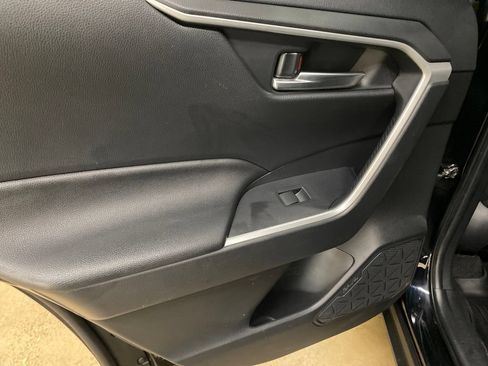 Used 2019 Toyota RAV4 XLE w/ Convenience Package AWD/4WD image 16
