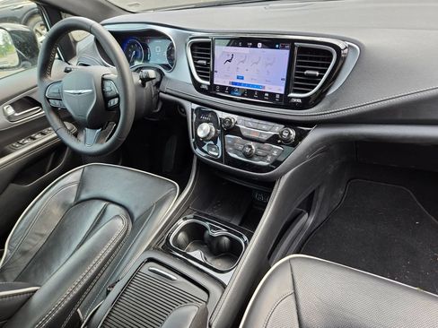 Used 2025 Chrysler Pacifica Limited FWD image 10