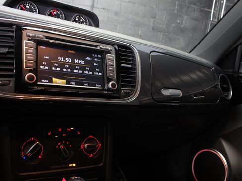 Used 2012 Volkswagen Beetle Launch Edition image 38