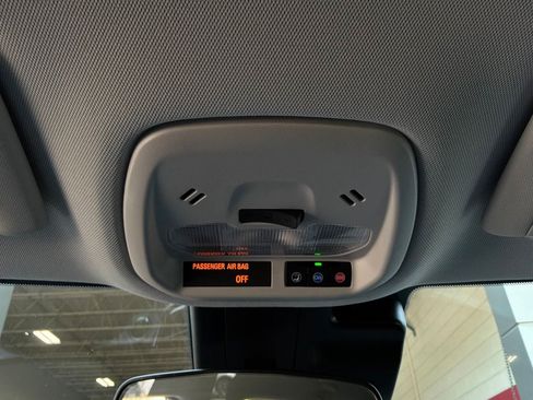 Used 2025 Chevrolet Trax LT FWD image 15