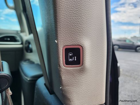 Used 2022 Chrysler Pacifica Touring-L FWD image 55
