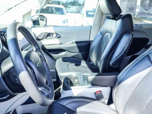 Used 2023 Chrysler Pacifica Touring-L image 13