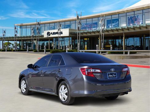 Used 2014 Toyota Camry LE image 4