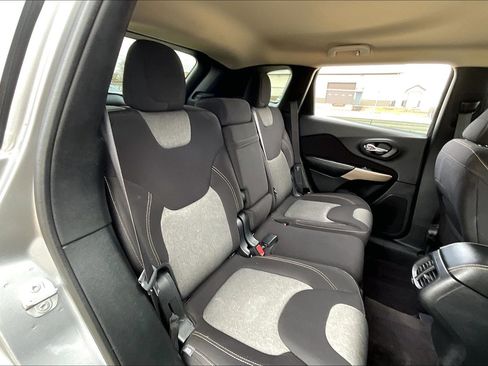 Used 2017 Jeep Cherokee Sport image 17