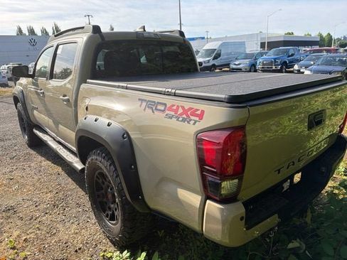 Used 2018 Toyota Tacoma TRD Sport w/ Technology Package AWD/4WD image 3