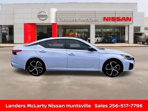 Used 2025 Nissan Altima 2.5 SR image 2