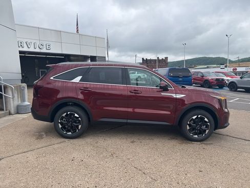 Used 2025 Kia Sorento S image 8