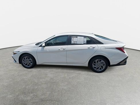 Used 2025 Hyundai Elantra Hybrid FWD image 8
