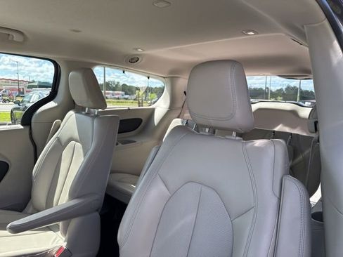 Used 2018 Chrysler Pacifica Touring-L image 20