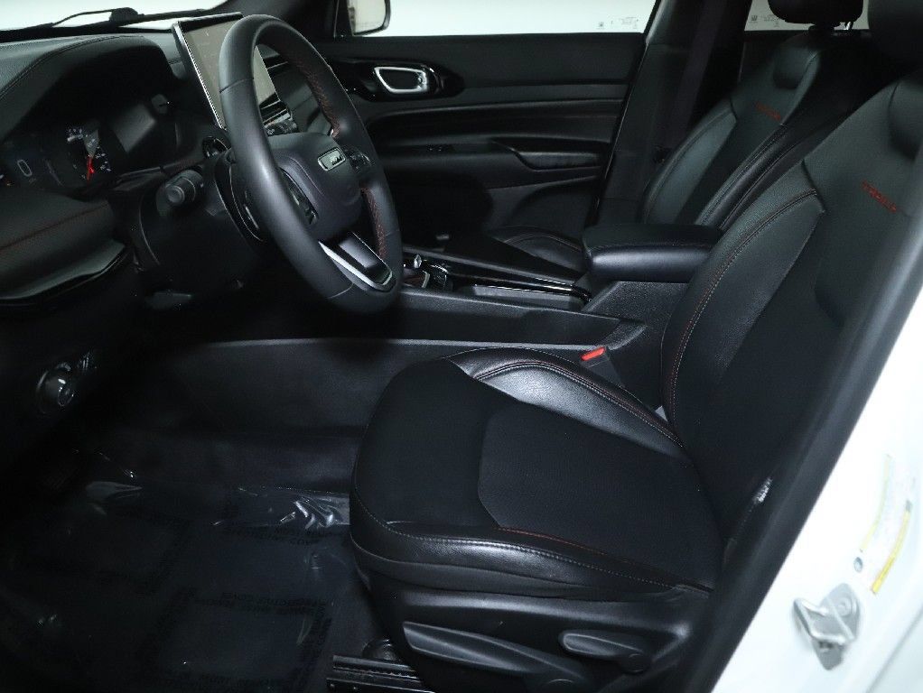Used 2025 Jeep Compass Trailhawk AWD/4WD image 18