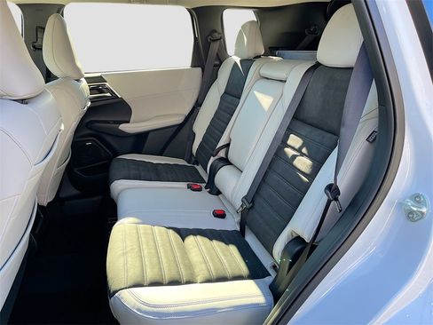 New 2025 Mitsubishi Outlander SE image 25