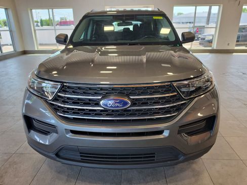 Used 2023 Ford Explorer XLT AWD/4WD image 3