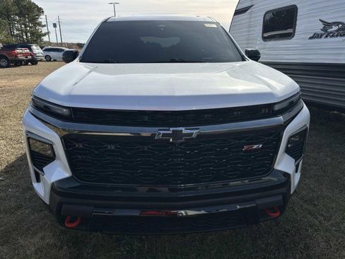 Used 2024 Chevrolet Traverse Z71 image 2