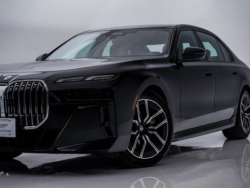 Used 2025 BMW 740i xDrive image 2