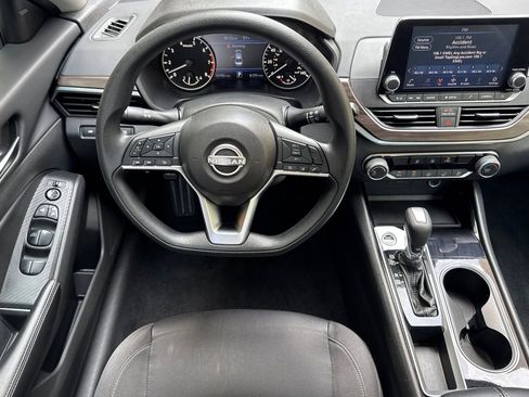 Used 2024 Nissan Altima 2.5 SV FWD image 14