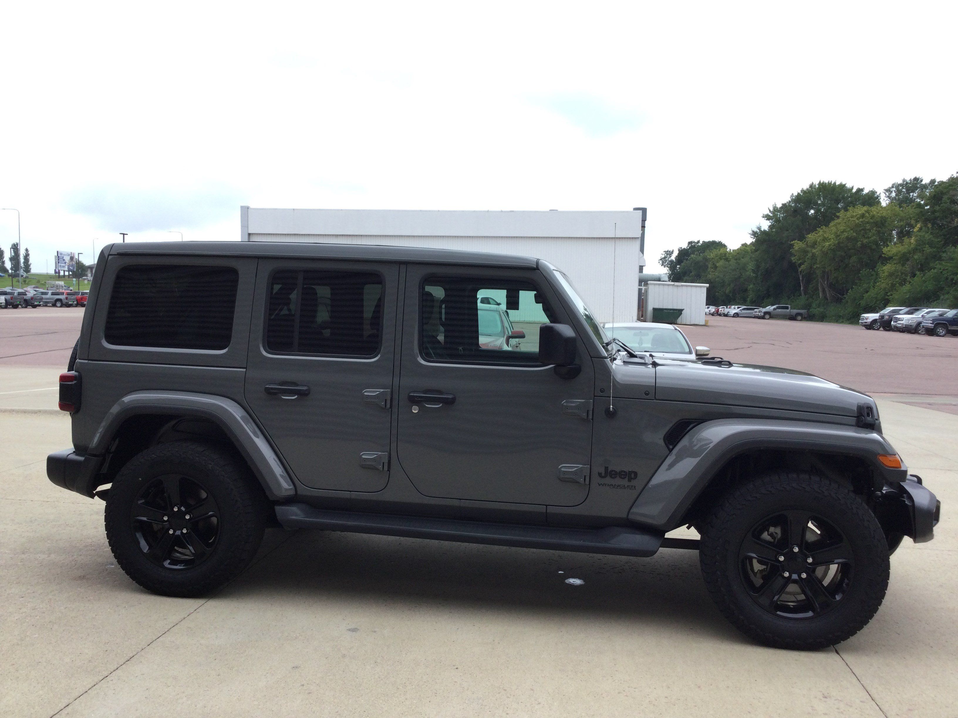 Used 2020 Jeep Wrangler Unlimited Sahara AWD/4WD image 4