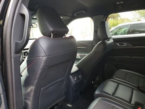 Used 2025 Ford Explorer ST-Line w/ ST-Line Street Pack image 11