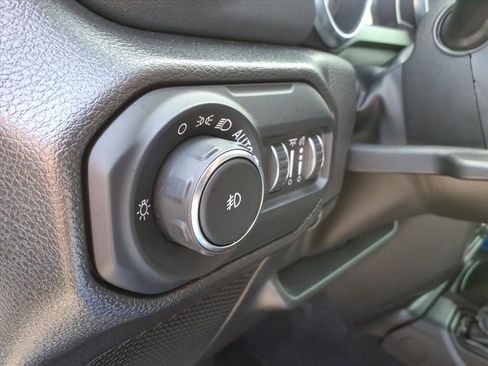 Used 2022 Jeep Wrangler Unlimited Sahara AWD/4WD image 22