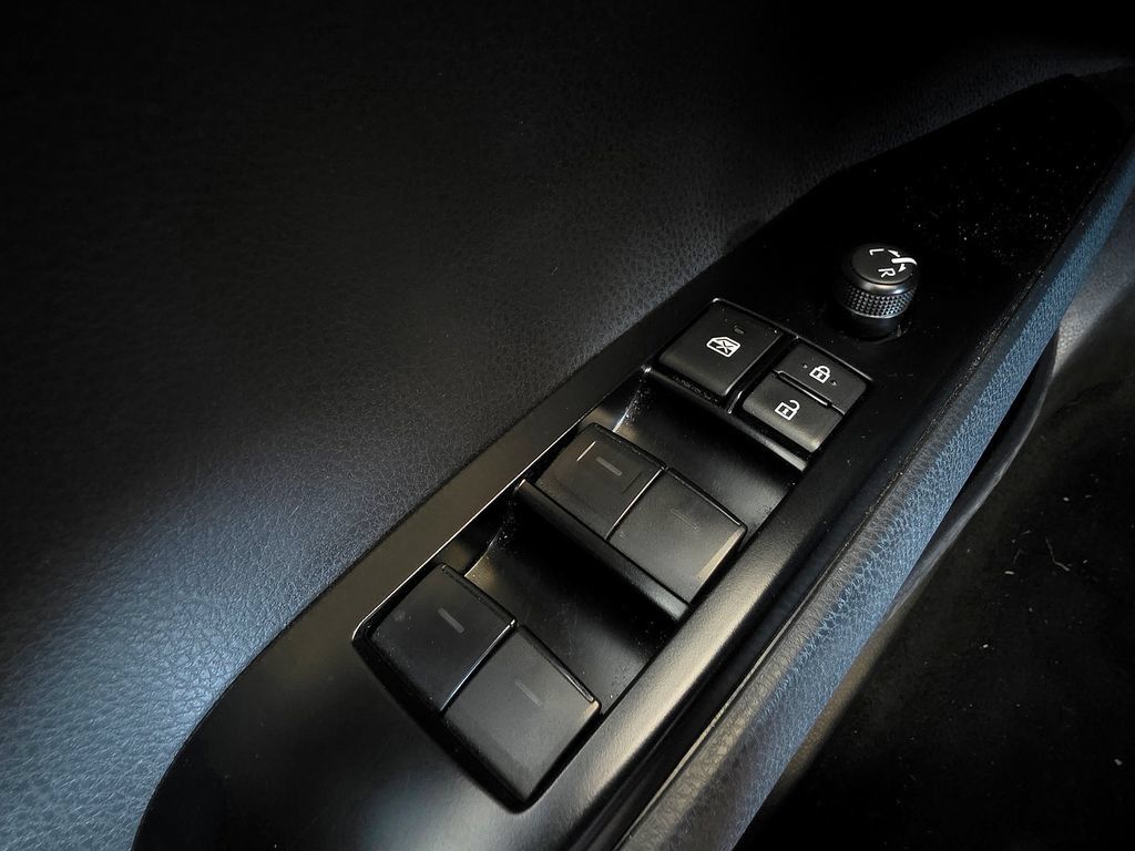Used 2025 Toyota Camry SE FWD image 19