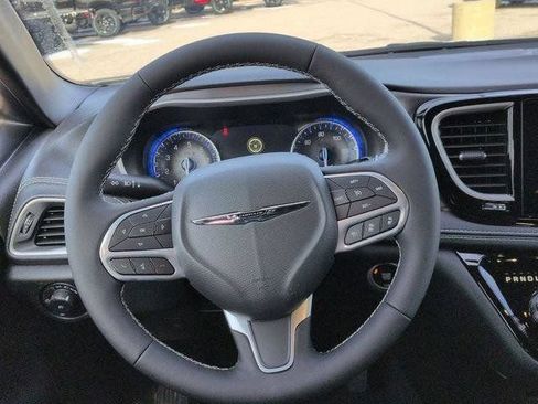 New 2026 Chrysler Pacifica Select AWD/4WD image 18