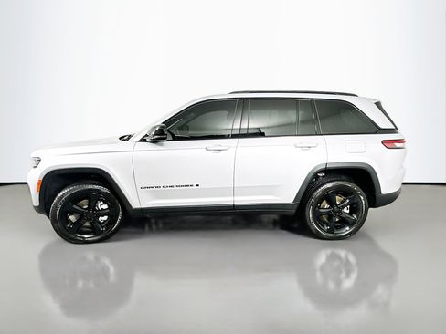Used 2024 Jeep Grand Cherokee Limited w/ Luxury Tech Group II image 4