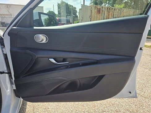 Used 2025 Hyundai Elantra SEL FWD image 28