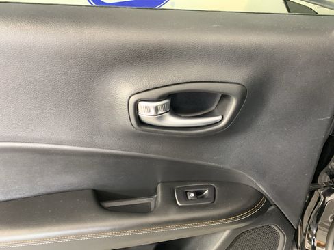 Used 2019 Jeep Compass Latitude FWD image 27
