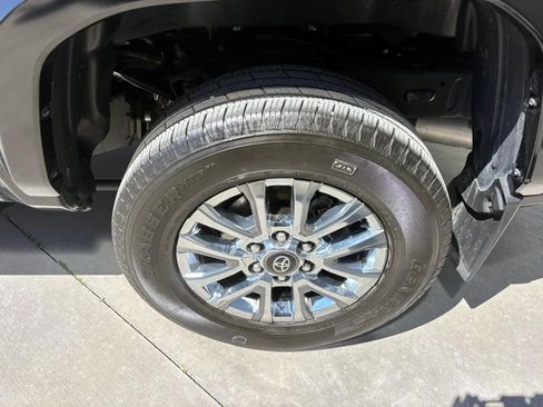 Used 2024 Toyota Tacoma Limited w/ Limited Package (LT) image 11