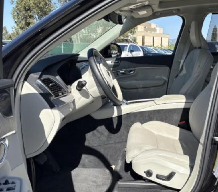 Used 2025 Volvo XC90 T8 Ultra w/ Protection Package AWD/4WD image 2