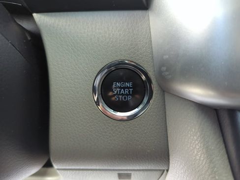 Used 2017 Toyota Highlander XLE FWD image 46
