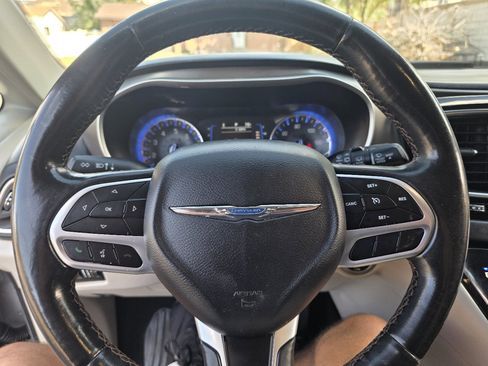 Used 2020 Chrysler Pacifica Touring-L w/ Tire & Wheel Group image 12