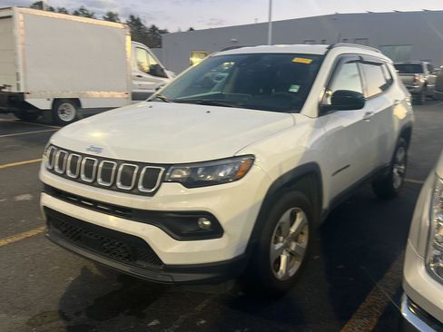 Used 2022 Jeep Compass Latitude image 2