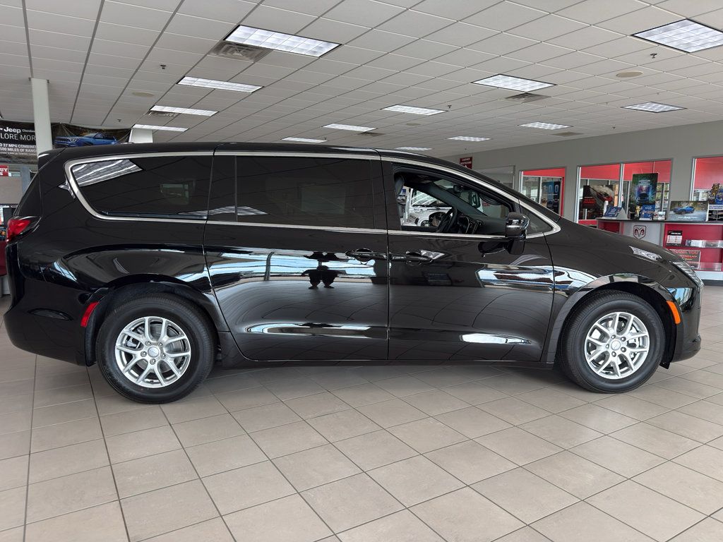New 2027 Chrysler Pacifica Select FWD image 4